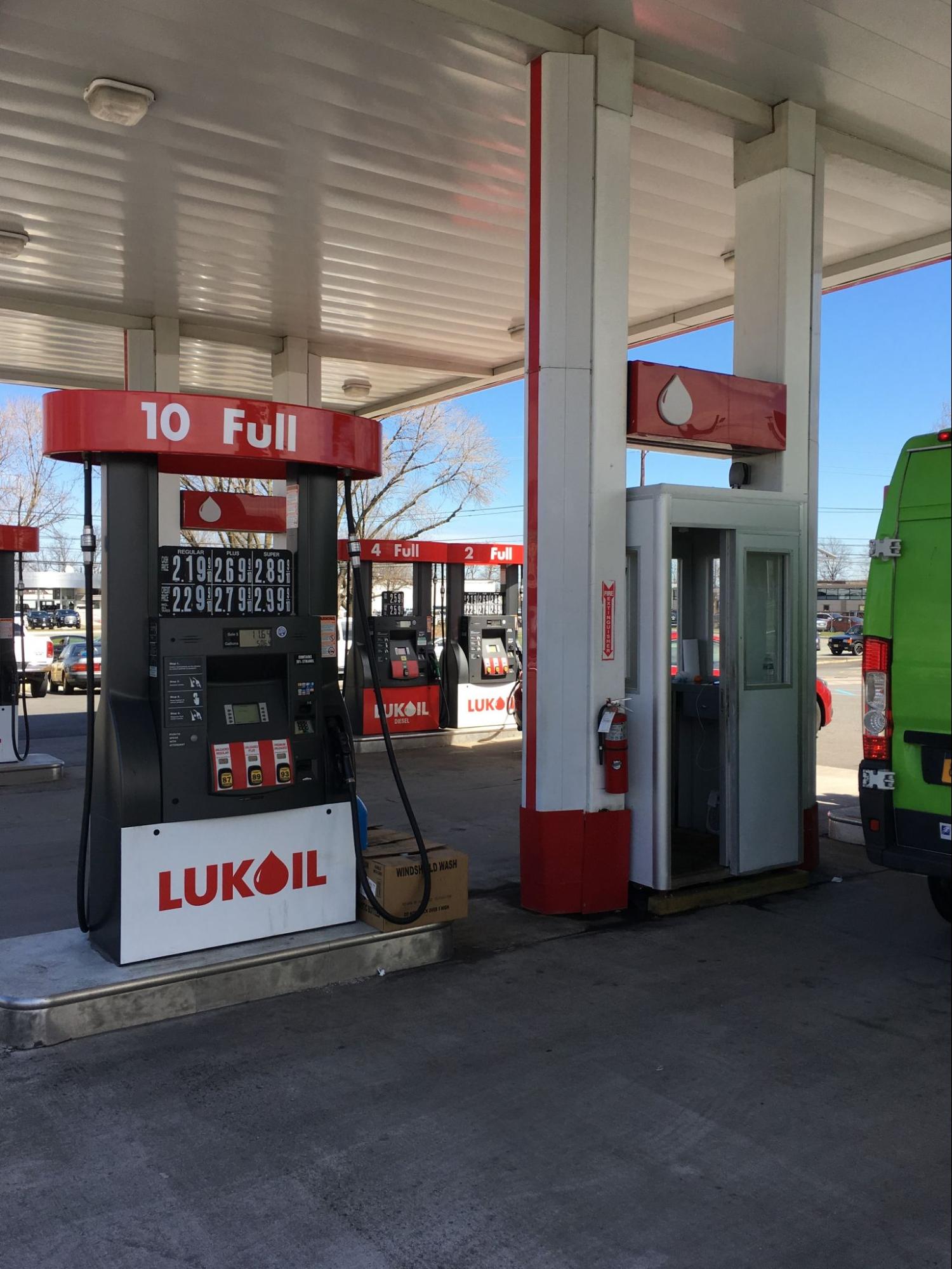 Mini-gas-attendant-booth-at-gas-station